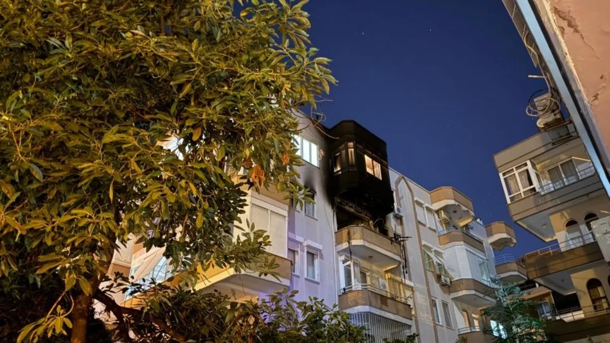 Antalya'da 5 katlı binada korkutan yangın! Yaşlı adam hayatını kaybetti