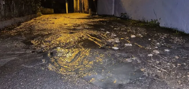 Bartın'da patlayan su borusu paniğe yol açtı! Akan tonlarca mahalle yolunu göle çevirdi