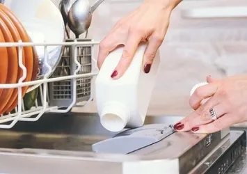 Bulaşık deterjanına 2 kaşık ekleyin! Tabaklar bardaklar pırıl pırıl olacak...
