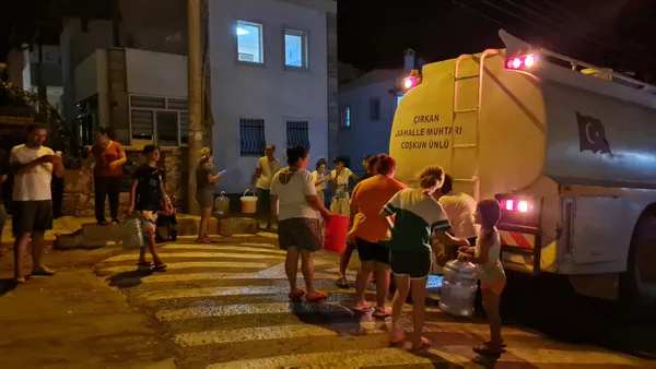 Turizm beldesi Bodrum'da su çilesi! CHP'li belediyenin yapamadığını mahalle muhtarı yaptı: Tankerle su dağıttı - 3