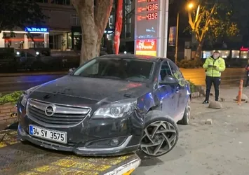 Önce motora çarptı sonra benzin istasyonuna daldı! Yer: Kadıköy
