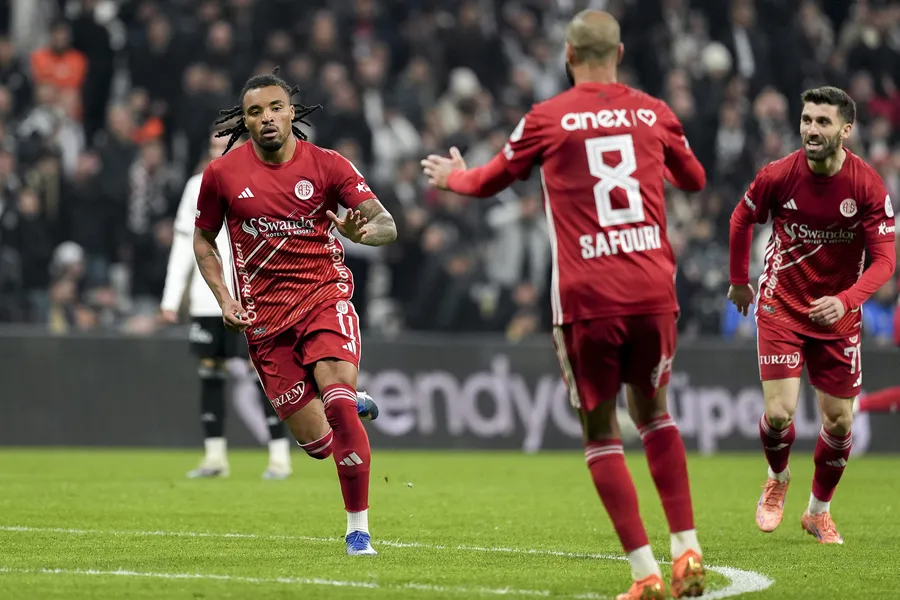 dolmabahcede-gol-yagmuru-besiktas-antalyasporu-farkli-gecti-1775847825037.jpg Fotoğraf (AA)