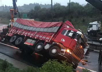 Kocaeli'nde demir profil yüklü TIR devrildi
