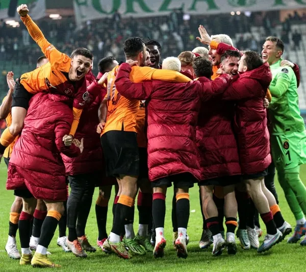 galatasaray-giresunda-seriye-bagladi-rekor-gecesi-super-ligde-galibiyet-serisi-10a-cikti-1674931294945.jpg Galatasaray Giresun'da seriye bağladı! Rekor gecesi: Süper Lig'de galibiyet serisi 10'a çıktı! - 5