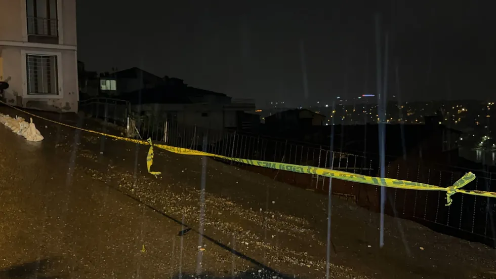 İstanbul'da sağanak felaketi: Eyüpsultan'da yumuşayan toprak kaydı! Apartman sakinleri gece yarısı tahliye edildi - 1
