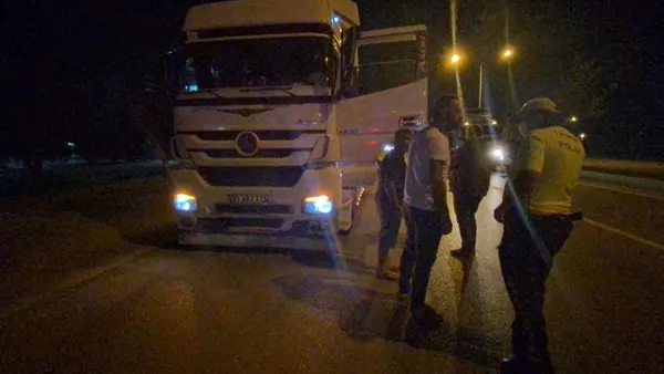 1627269468498.jpg Bursa'da feci kaza! Gaz pedalı takılı kalan TIR dehşet saçtı - 3