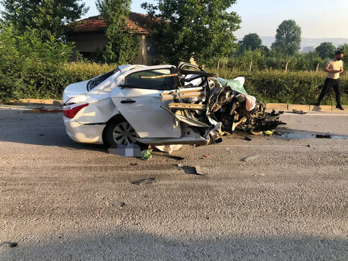Son dakika: Bursa'da feci kaza! Otomobil, aydınlatma direğine çarptı: 3 ölü, 2 yaralı - 4