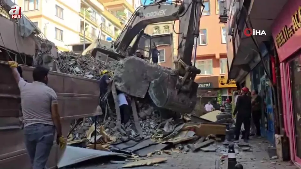 Yıkım sırasında molozlar yola döküldü