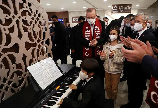 baskan-erdogan-guneydogunun-en-buyuk-kongre-merkezini-acti-beraber-yururduk-biz-bu-yollarda-sarkisina-eslik-etti-1640451570699.jpeg Başkan Erdoğan Gaziantep'te en sevdiği şarkılardan birine eşlik etti: Beraber Yürüdük Biz Bu Yollarda - 1