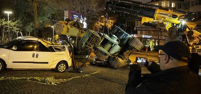 İş makinesi 3 otomobilin üzerine devrildi!