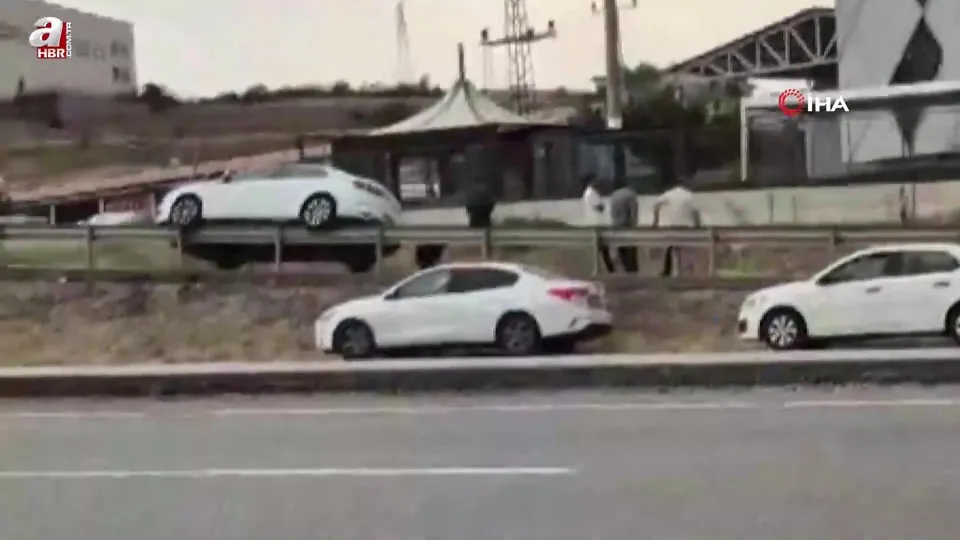 Ankara’da otomobil bariyerin üstüne çıktı