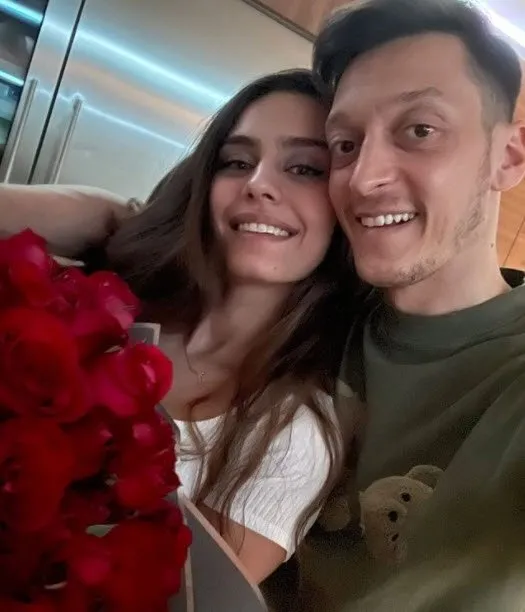 Mesut Özil’den Amine Gülşe’ye romantik kutlama