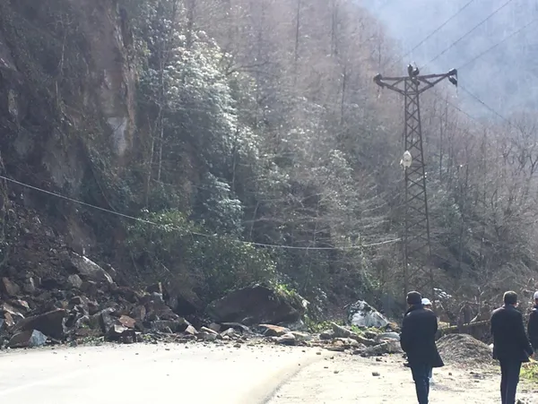 rizede-heyelan-riski-ayder-yaylasina-ulasim-kapandi-1648388572777.jpg Rize'de heyelan riski! Ayder Yaylası'na ulaşım kapandı - 1