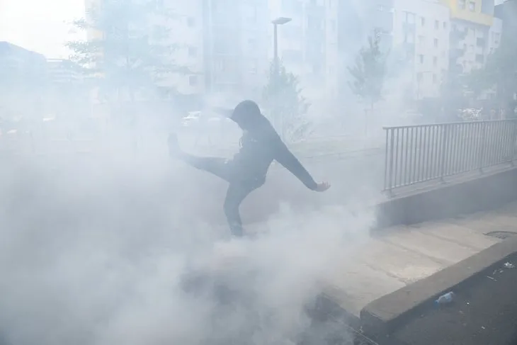 Fransa'da büyük isyan! Araçları alev topuna çevirdiler! 5 günlük sokağa çıkma yasağı
