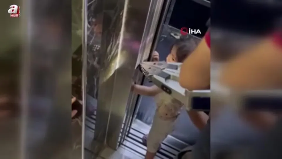 Kolu asansöre sıkışan çocuk kurtarıldı