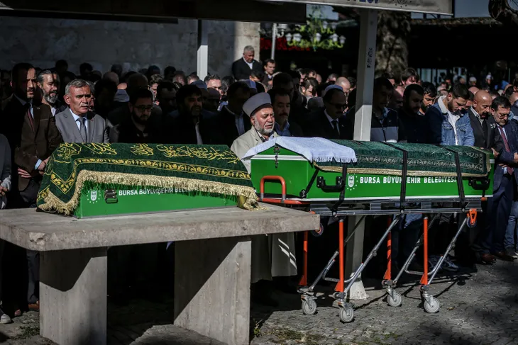 Bursa'daki feci kazada hayatını kaybeden baba ve oğlu son yolculuklarına uğurlandı - 4