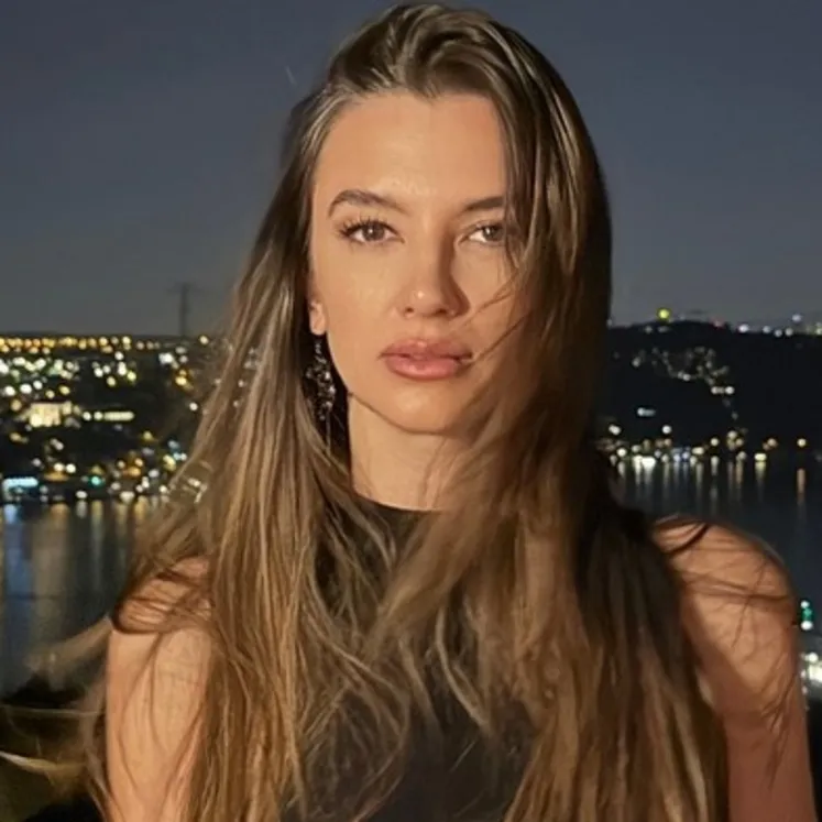 Oyunculuktan şarkıcılığa geçiş yaptı