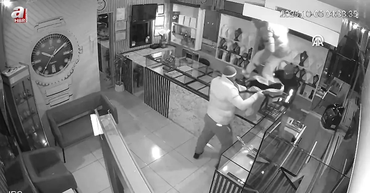 Bahçelievler'de kepengi kırılan kuyumcudan altın ve para çalınması güvenlik kamerasında
