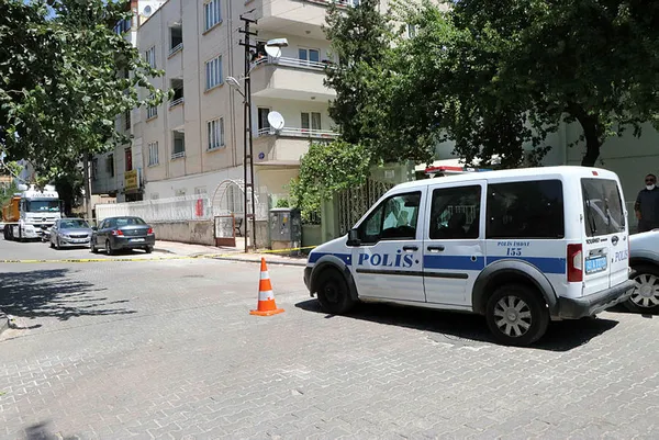 Ev sahibi ile kiracının tartışmasında silahlar konuştu: 2 yaralı - 4