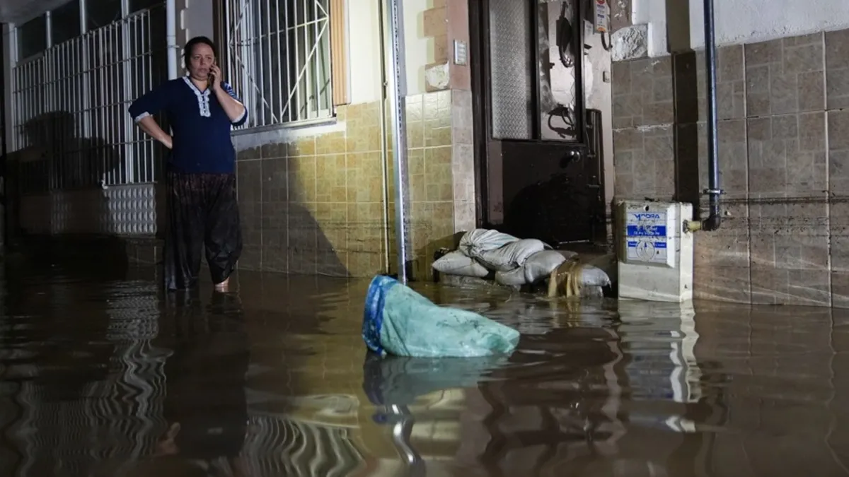 İzmir'de sağanak sonrası sel felaketi! Rögarlar taştı istinat duvarı yıkıldı