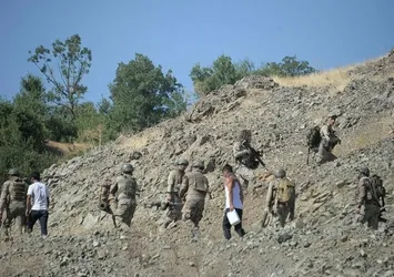 Askerler dağ tepe Miraç'ı arıyor!