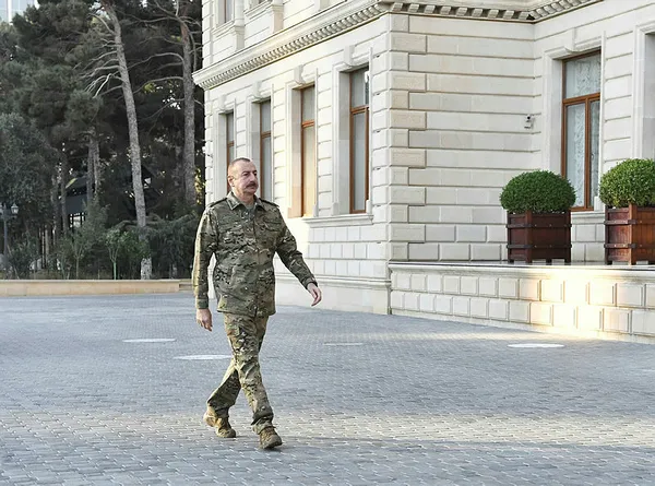 Azerbaycan Cumhurbaşkanı İlham Aliyev mesajını askeri elbise ile verdi: Hiçbir güç irademizi etkileyemez