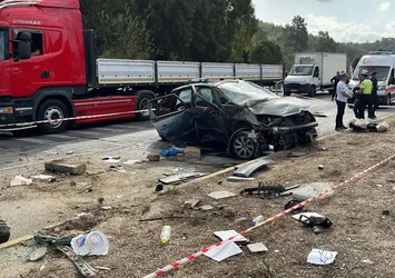 Bodrum'da feci kaza: Otomobil otobüsün altında kaldı