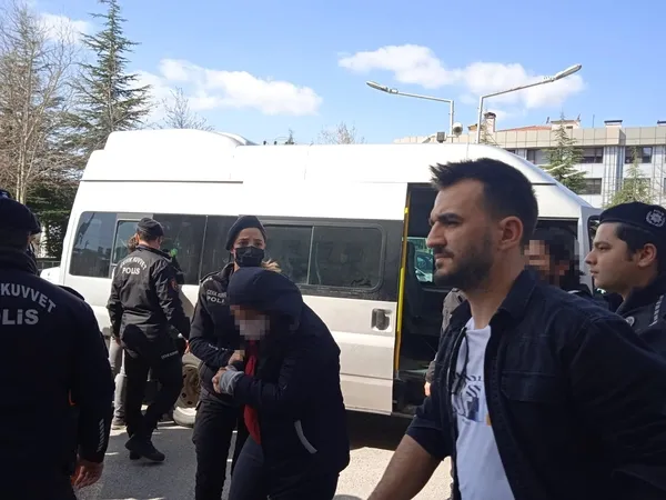 dolandiriciliktan-gozaltina-alinan-kadinin-saskina-ceviren-piskinligi-kendime-guveniyorum-icim-rahat-1650530457768.jpg Dolandırıcılıktan gözaltına alınan kadının şaşkına çeviren pişkinliği: "Kendime güveniyorum, içim rahat" - 3