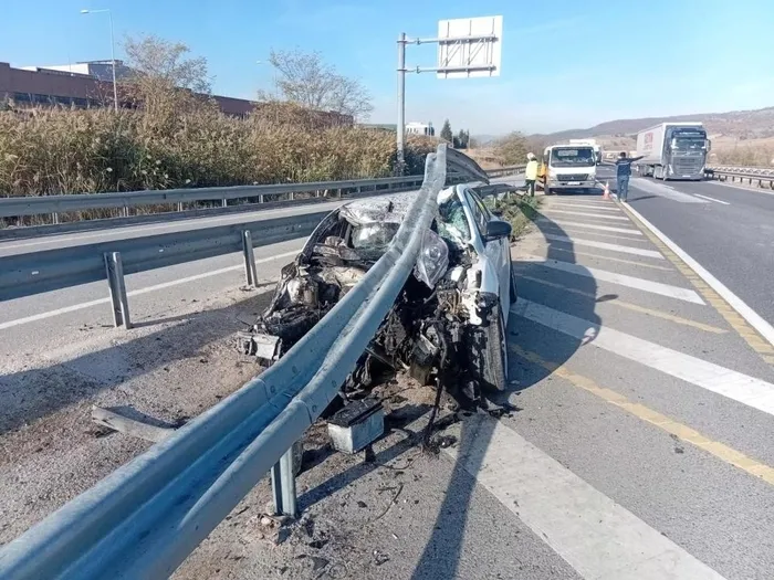 bilecikte-feci-kaza-arac-bariyerlere-saplandi-6-yarali-1762071872746.jpeg