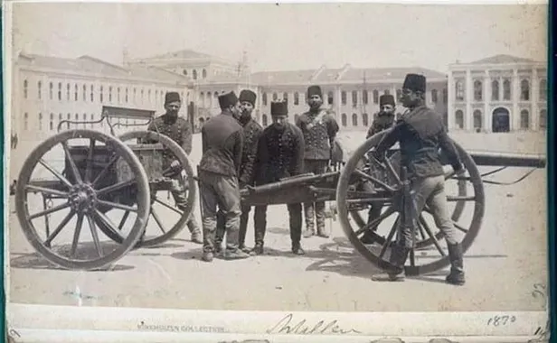 osmanli-arsivlerinden-cikti-ilk-kez-goreceksiniz-iste-donemin-cok-konusulacak-fotograflari-1703067993440.jpg Arşivlerden çıktı! İlk kez göreceksiniz: İşte Osmanlı Dönemine ait çok konuşulacak fotoğraflar - 4