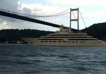 'Güzel kız' İstanbul Boğazı'ndan geçti
