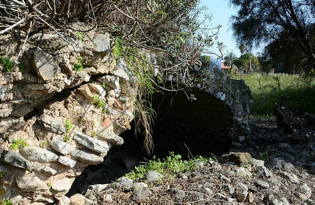Muğla’da 1500 yıllık tarihi tonoz yapıyı define avcıları delik deşik etti