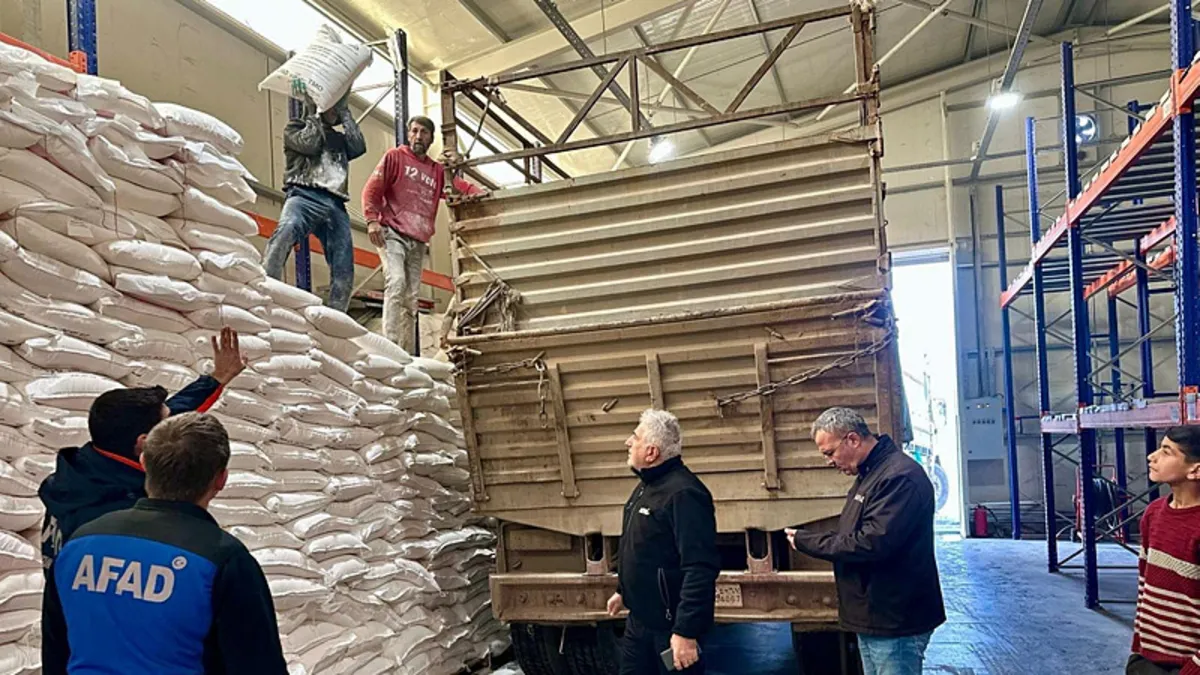 Türkiye'den Suriye'ye yardım eli: 11 TIR malzeme gönderildi
