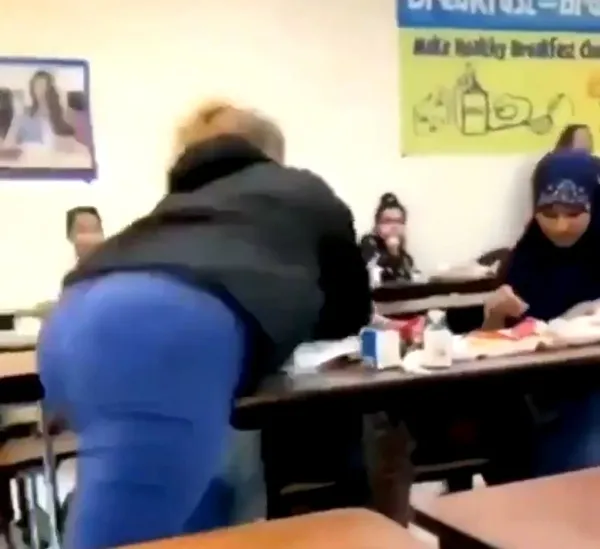 ABD’de İslamofobi hortladı! Siyahi kız Müslüman öğrenciye saldıran magandaya haddini bildirdi