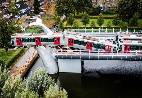 Hollanda’da metroda feci kaza: Tren 7,5 metre yükseklikte asılı kaldı - 4