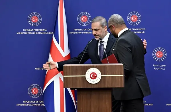 turkiye-ile-ingiltere-arasinda-kritik-temas-bakan-hakan-fidan-ingiliz-mevkidasi-ile-gorustu-1694634269147.jpg Türkiye ile İngiltere arasında kritik temas! Bakan Hakan Fidan İngiliz mevkidaşı ile görüştü - 5