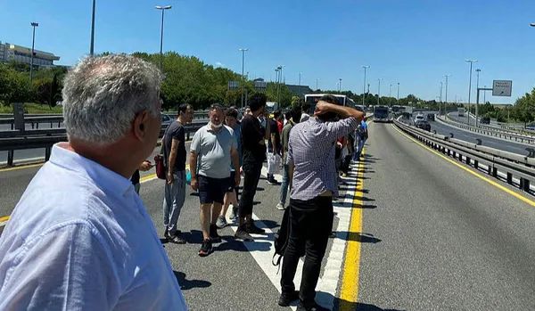 Küçükçekmece metrobüs çilesi! Arıza yaptı, vatandaş yolda kaldı - 2