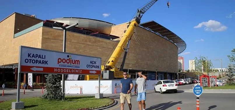 ANKARA'DA AVM'NİN ÇATISI ÇÖKTÜ!