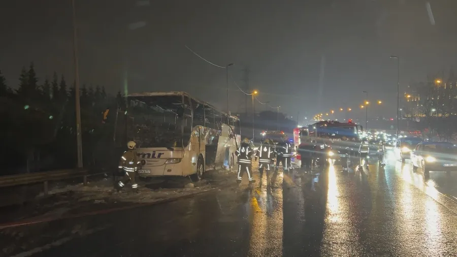 temde-yolcu-otobusu-alevlere-teslim-oldu-yangin-anlari-kamerada-1774039896627.jpg TEM’de yolcu otobüsü alevlere teslim oldu! Yangın anları kamerada - 2
