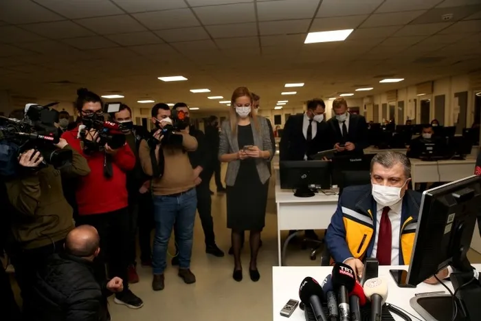 Son dakika: Yeni yıla sağlık çalışanlarıyla birlikte giren Bakan Koca'dan canlı yayında dikkat çeken "Omicron" mesajı - 2