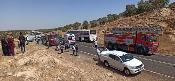 sirnakta-korkunc-kaza-1-kisi-oldu-12-kisi-yaralandi-1658834797680.jpg Şırnak’ta korkunç kaza! 1 kişi öldü 12 kişi yaralandı - 2