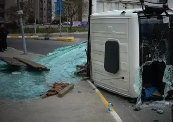 Pendik’te cam yüklü kamyon yola devrildi