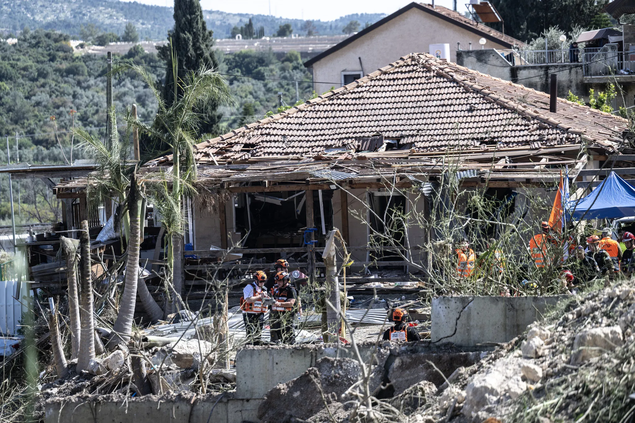 ABD-İsrail vahşetinde siviller hedefte! Tahran'da üç katlı bina mezar oldu