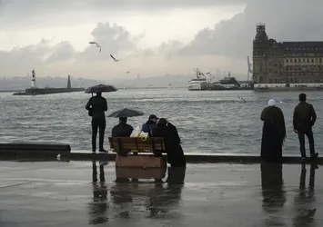 Meteoroloji'den sağanak uyarısı! Hava sıcaklıkları 1 ila 3 derece düşecek! | İstanbul'da beklenen sağanak başladı | 19 Ağustos hava durumu