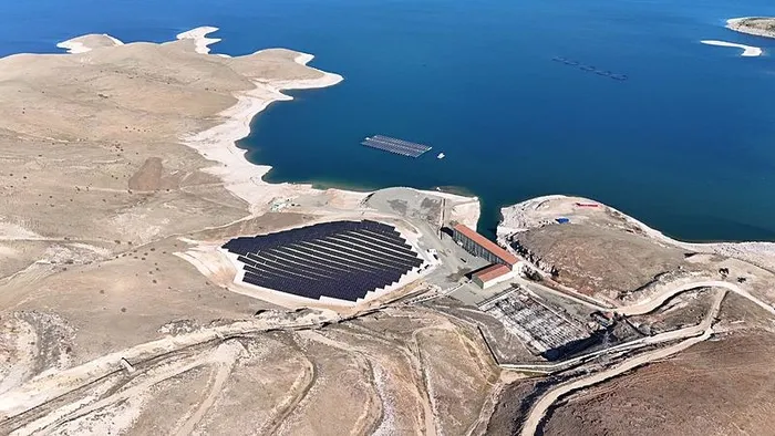 Türkiye’de bir ilk! Keban Barajı’na kuruldu: Yüzer GES