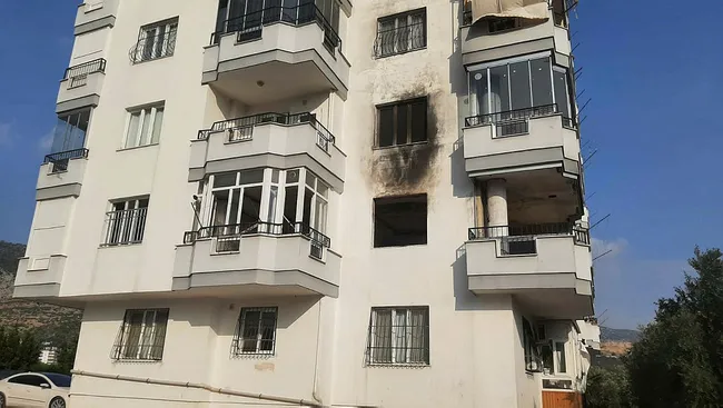 adanada-bir-haftada-8-yangin-cikan-binada-apartman-sakinleri-sopayla-nobete-basladi-1692995544091.jpg Adana'da bir haftada 8 yangın çıkan binada apartman sakinleri sopayla nöbete başladı - 1