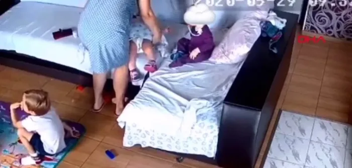 Bakıcı dehşeti kamerada: Bebeği yastıkla boğarak öldürdü - 1