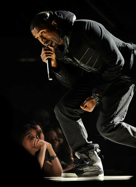 Kanye West'in ayakkabılarına dudak uçuklatan rakam - 3