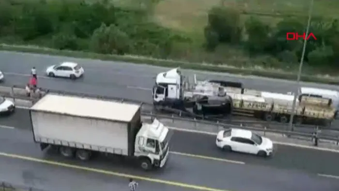 Son dakika: Hadımköy'de feci kaza! TIR ile bariyer arasında sıkıştı - 1