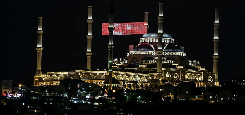 Büyük Çamlıca Camii'nde 15 Temmuz şehitleri için mevlit okutuldu